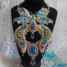 Collana Haute-Couture Blue Gold Butterfly ricamata con pietre preziose, cristalli, perle di vetro e perle di semi